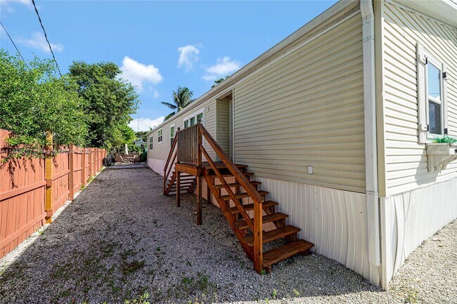 945 Plantation Rd in Key Largo, FL - Building Photo - Building Photo
