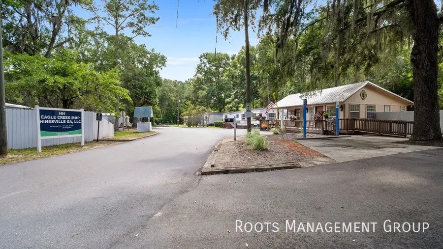 300 Brantley Dr in Hinesville, GA - Building Photo