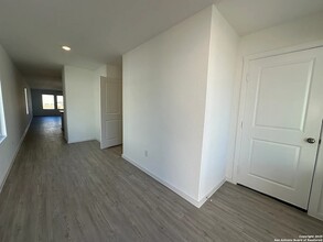 5324 Whirling Way, Unit 409 in San Antonio, TX - Building Photo - Building Photo