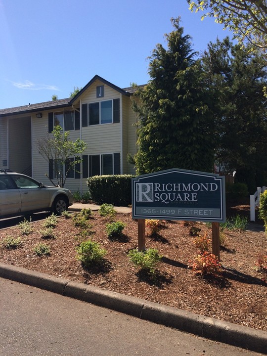 Richmond Square in Independence, OR - Building Photo