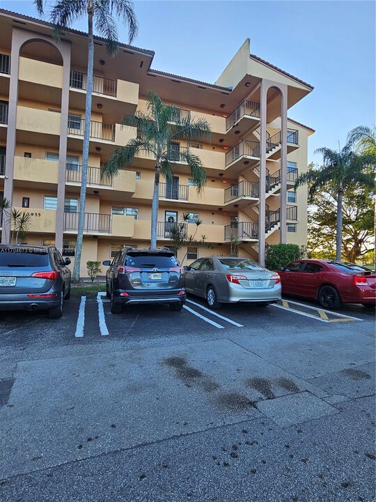 3955 N Nob Hill Rd in Sunrise, FL - Building Photo