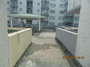 2475 NW 16th St Rd in Miami, FL - Foto de edificio - Building Photo