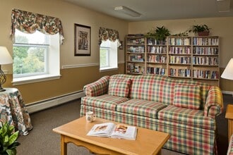 Diamond Rock Terrace Senior Apartments in Troy, NY - Foto de edificio - Building Photo