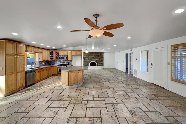 6301 E Sweetwater Ave in Scottsdale, AZ - Building Photo - Building Photo