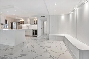 222 Harbour Dr in Naples, FL - Building Photo