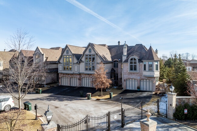 Maison du Comte in Palatine, IL - Foto de edificio - Building Photo