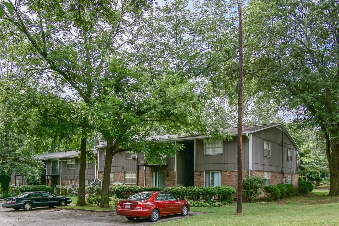 Lee Apartments in College Park, GA - Building Photo