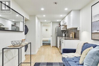 233 Kingston Rd in Toronto, ON - Building Photo - Building Photo