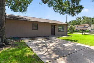 526 Rosery Rd NW in Largo, FL - Building Photo