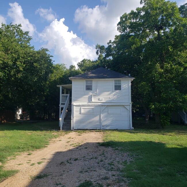 1109 W 4th St in Taylor, TX - Building Photo - Building Photo