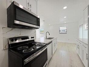 631 N 68th Terrace in Hollywood, FL - Building Photo - Building Photo