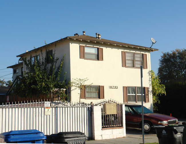 11233 Emelita St in North Hollywood, CA - Building Photo - Building Photo