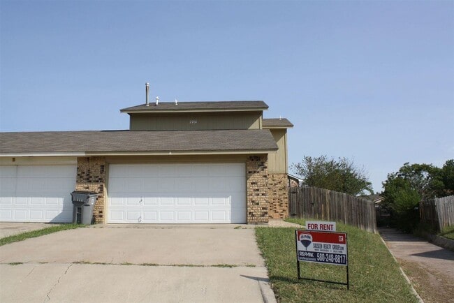 2701 NW Friar Tuck Ln in Lawton, OK - Building Photo - Building Photo