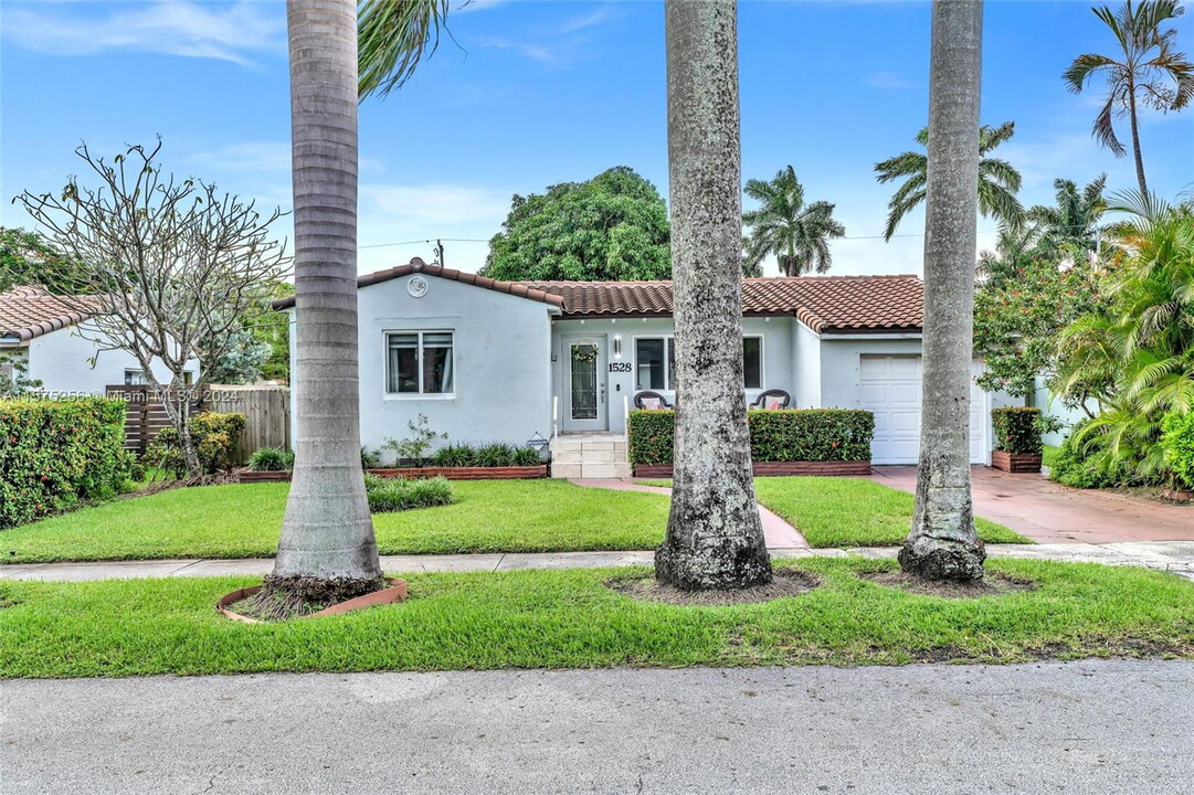 1528 Wiley St in Hollywood, FL - Building Photo