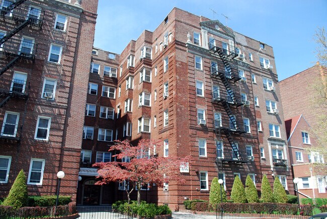 140 Ocean Pky in Brooklyn, NY - Building Photo - Building Photo