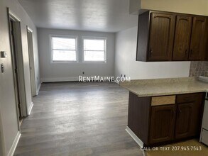 47 Sanford St, Unit Apt #7 in Bangor, ME - Foto de edificio - Building Photo
