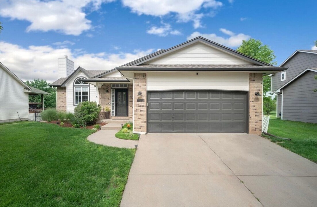 421 Stoney Point Cir in Wichita, KS - Building Photo