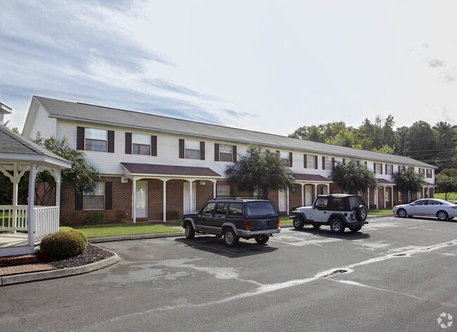 Clairmont Apartments in Calhoun, GA - Building Photo - Building Photo