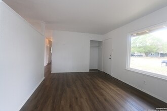 127 Fair Valley St in San Antonio, TX - Building Photo - Building Photo