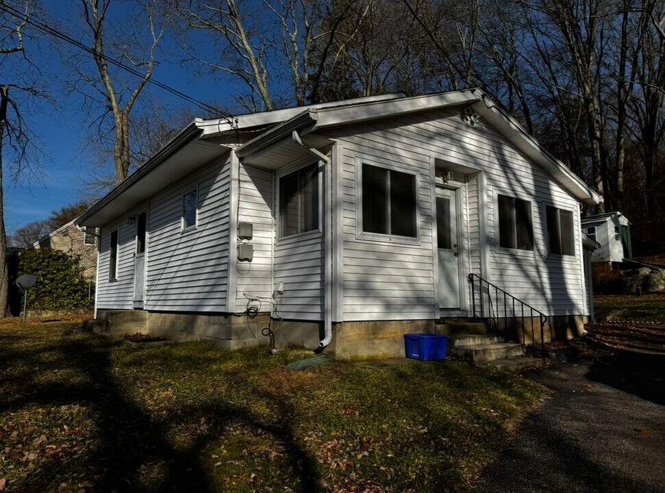 25 Wawecus Hill Rd in Norwich, CT - Building Photo
