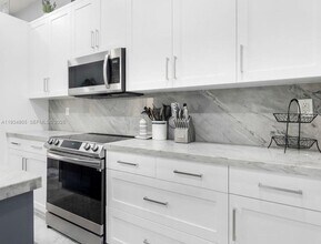 14709 SW 6th St in Pembroke Pines, FL - Building Photo - Building Photo