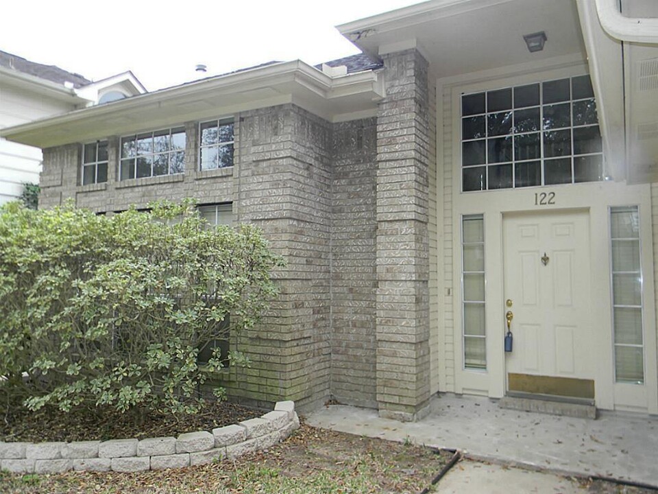 122 High Meadows Dr in Sugar Land, TX - Building Photo