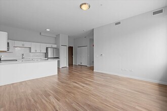 1900 W Lawrence Ave in Chicago, IL - Building Photo - Building Photo