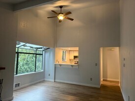 10012 NE 122nd St in Kirkland, WA - Building Photo