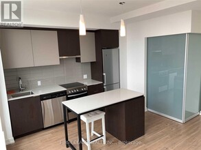 203-203 College St in Toronto, ON - Building Photo - Building Photo