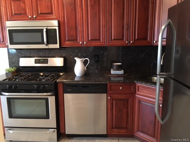 1421 Broadway in Hewlett, NY - Foto de edificio - Building Photo