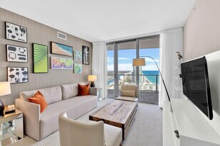 4011 S Ocean Dr in Hollywood, FL - Building Photo