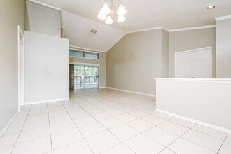 2714 Mock Orange Ct in Valrico, FL - Foto de edificio - Building Photo