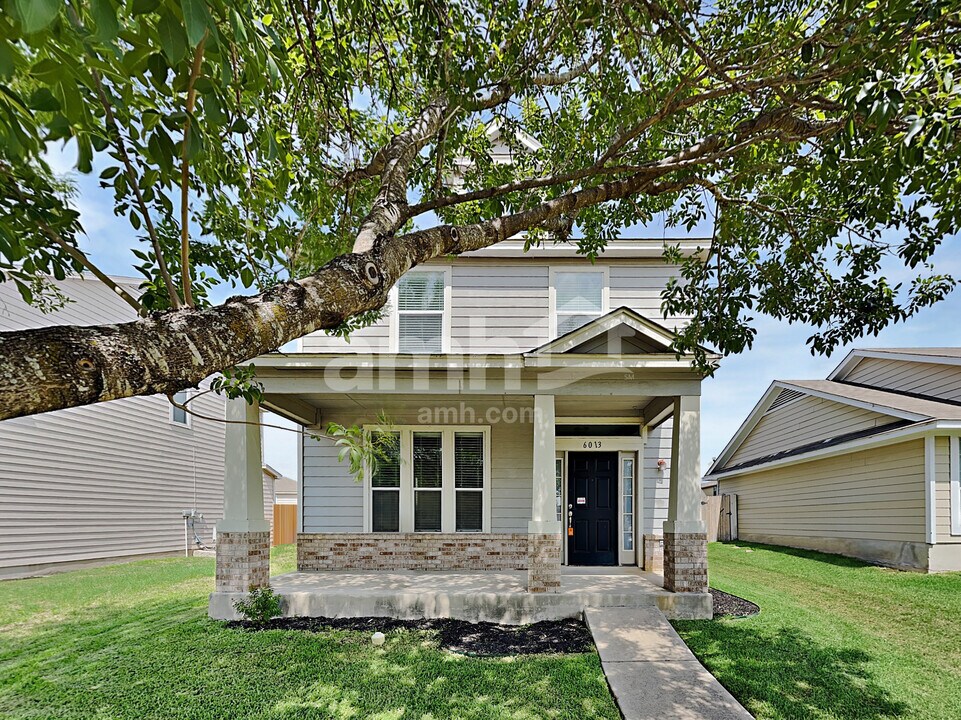 6013 Midcrown Dr in San Antonio, TX - Building Photo