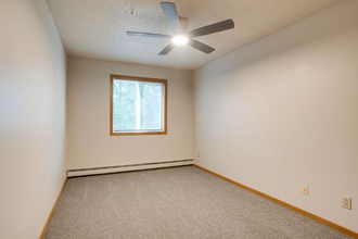 Redwood Estates in Coon Rapids, MN - Foto de edificio - Building Photo