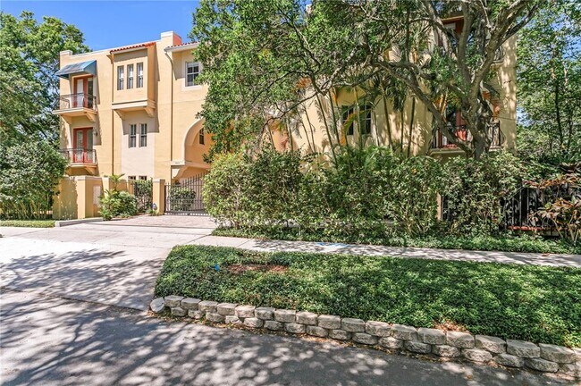 3010 W Stovall St in Tampa, FL - Foto de edificio - Building Photo