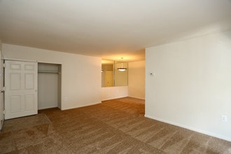 Lynn Hill in Linthicum, MD - Building Photo - Interior Photo