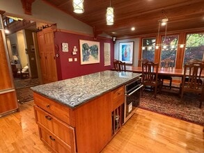 10809 SE 17th St in Bellevue, WA - Building Photo - Building Photo