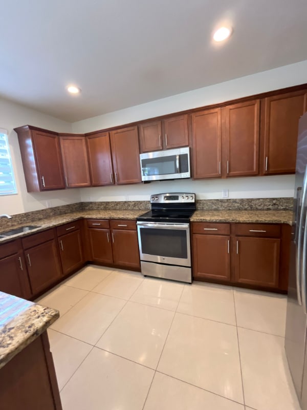 8856 NW 102nd Pl in Doral, FL - Building Photo - Building Photo