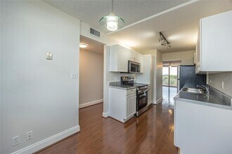 250 Jacaranda Dr, Unit 607 in Plantation, FL - Building Photo - Building Photo