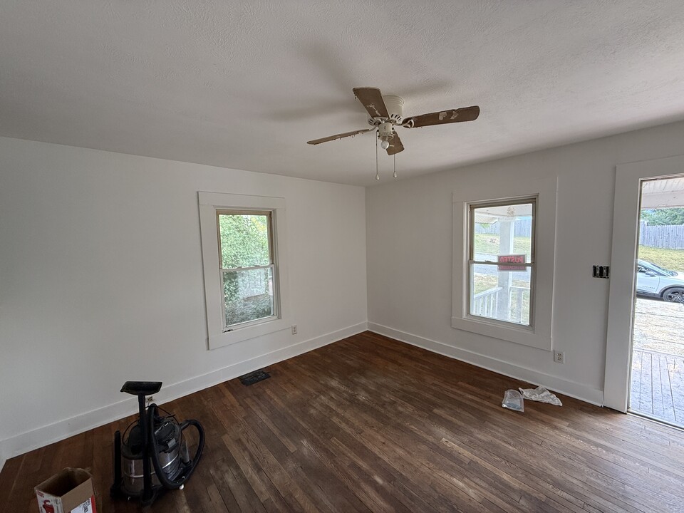 830 W Washington St in Wytheville, VA - Building Photo