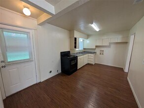 3827 Black Oak Dr in Dallas, TX - Building Photo - Building Photo