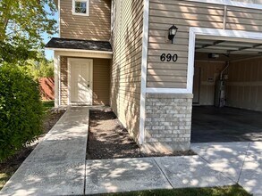690 W Ramsbrook St in Meridian, ID - Building Photo - Building Photo
