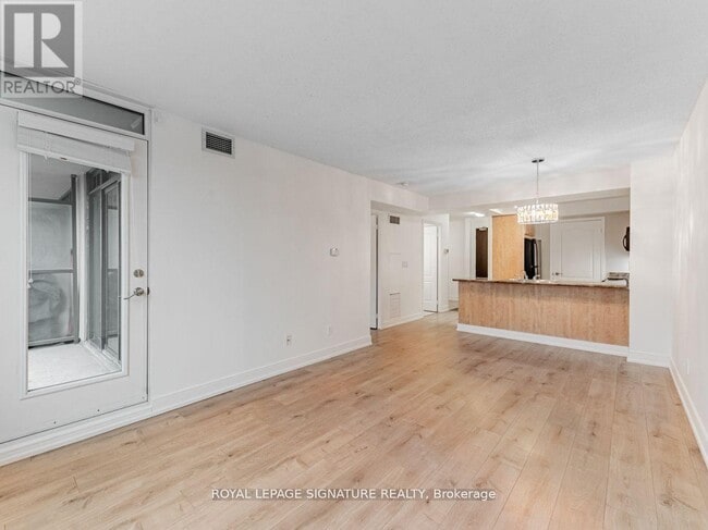 205 The Donway W in Toronto, ON - Building Photo - Building Photo