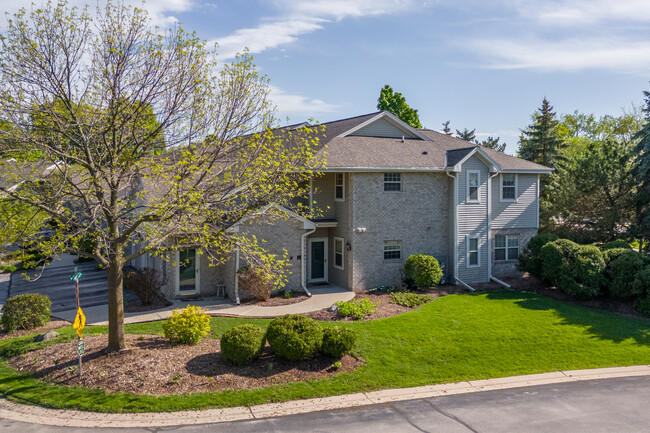 Emerald Pointe Condominiums in Brookfield, WI - Foto de edificio - Building Photo