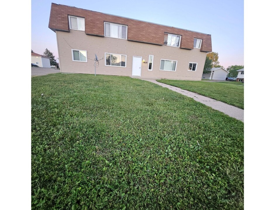 1825 5th St SE, Unit 1 in Minot, ND - Building Photo