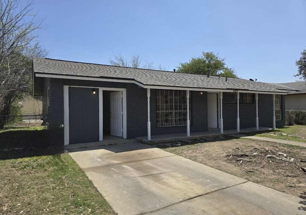 1910 Providence Dr in San Antonio, TX - Building Photo