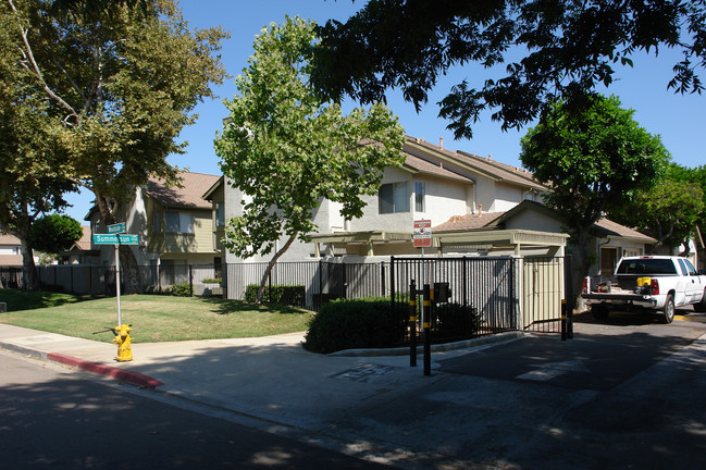 Woodlake Apartments in Lakeside, CA - Foto de edificio - Building Photo