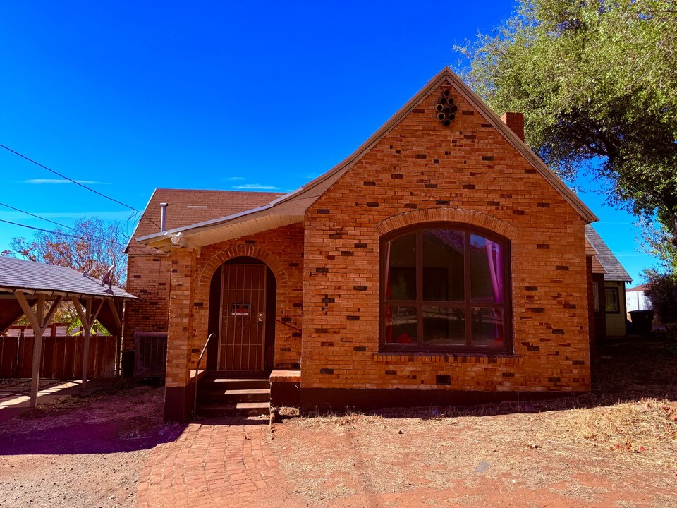 1031 Middlehoff Ln in Oroville, CA - Foto de edificio