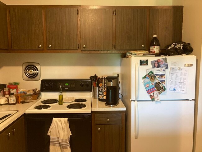 1315 E Elmdale Ct in Shorewood, WI - Building Photo - Building Photo