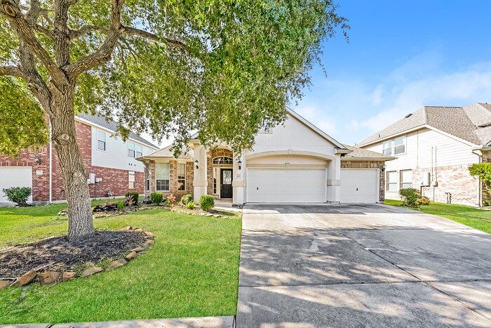 212 Bailey Brook Ln in Dickinson, TX - Building Photo